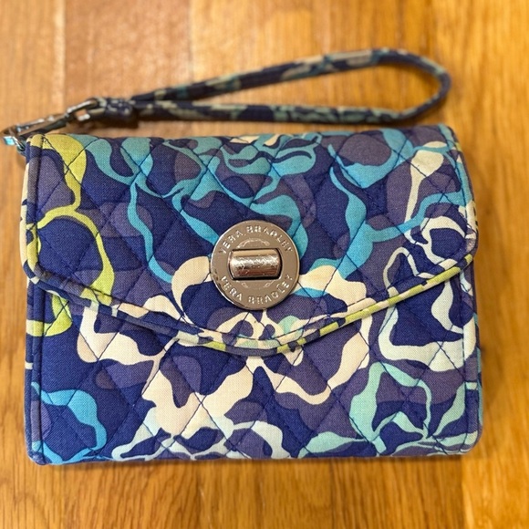 Vera Bradley Katalina Blues Quilted Wristlet Turnlock Wallet – EUC - Picture 1 of 5